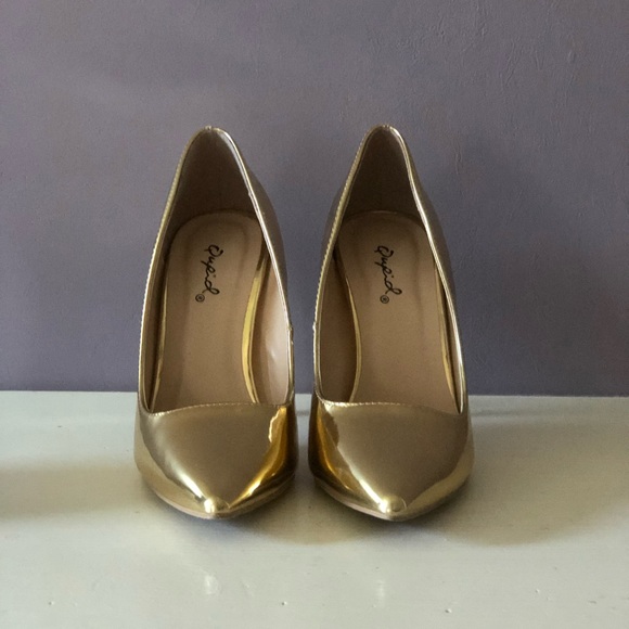 Qupid Gold Kitten Heel Pumps. Size 6 - Picture 2 of 3